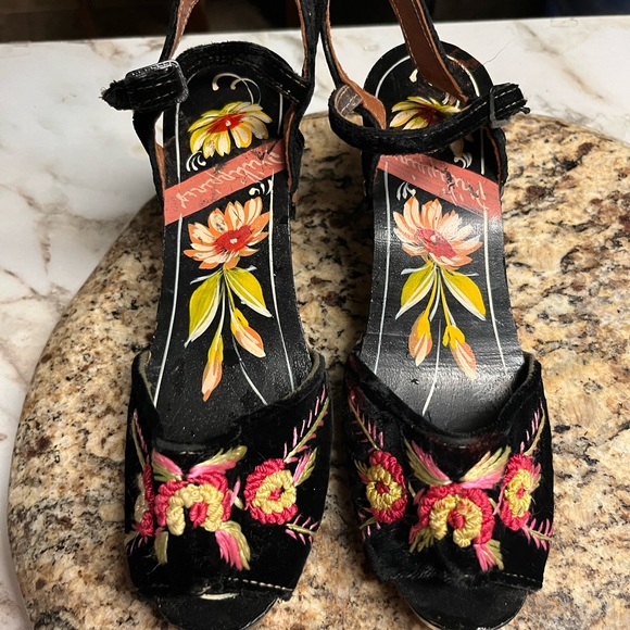 Source Unknown Shoes - Vtg• 1940’s • Wooden • Carved • Black/ Red• Sandals • Size 6 • Philippines Shoes